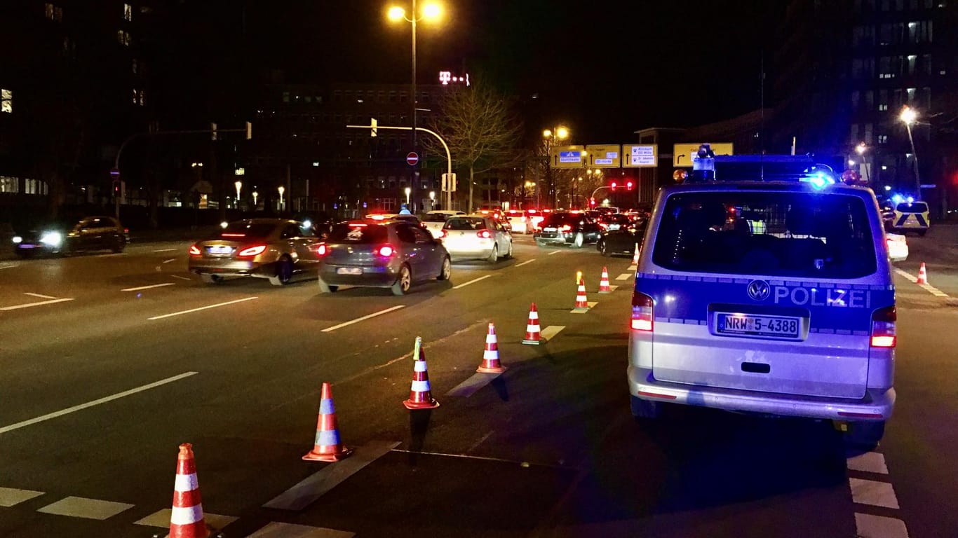 Die Polizei leitete den Verkehr am Westentor in Dortmund vom Wall ab: Erneut wurde am Dortmunder Wallring gegen Raser und Tuner vorgegangen.