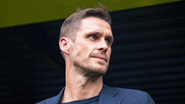 Dortmunds Leiter Lizenzbereich, Sebastian Kehl, steht vor einem Spiel am Spielfeldrand.