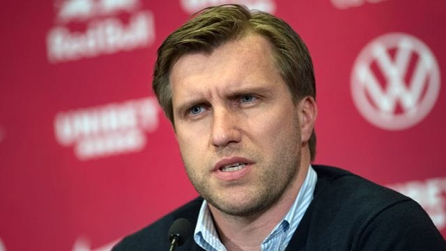 Markus Krösche, Sportdirektor von RB Leipzig, während einer Pressekonferenz.