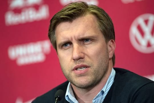 Markus Krösche, Sportdirektor von RB Leipzig, während einer Pressekonferenz.