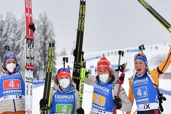 Die Biathletinnen Vanessa Hinz (l-r), Janina Hettich, Denise Herrmann und Franziska Preuß feiern den Staffelsieg in Oberhof.