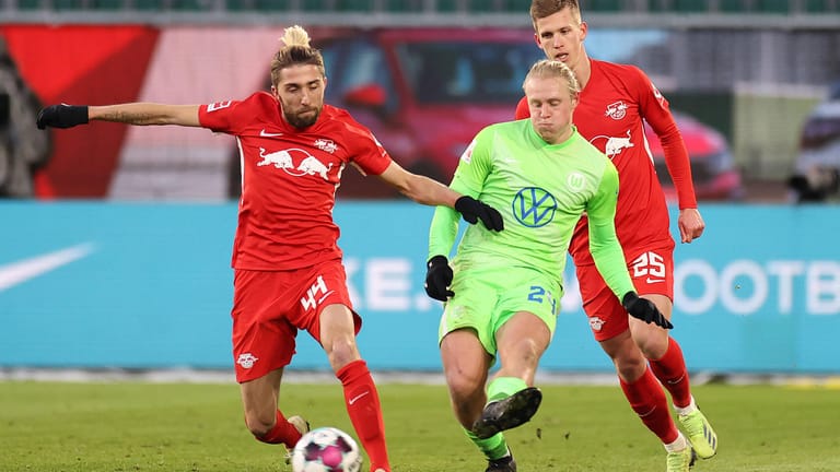 Leipzigs Kampl (l.) kommt gegen Wolfsburgs Schlager zu spät.