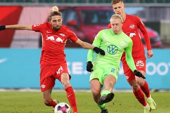 Leipzigs Kampl (l.) kommt gegen Wolfsburgs Schlager zu spät.