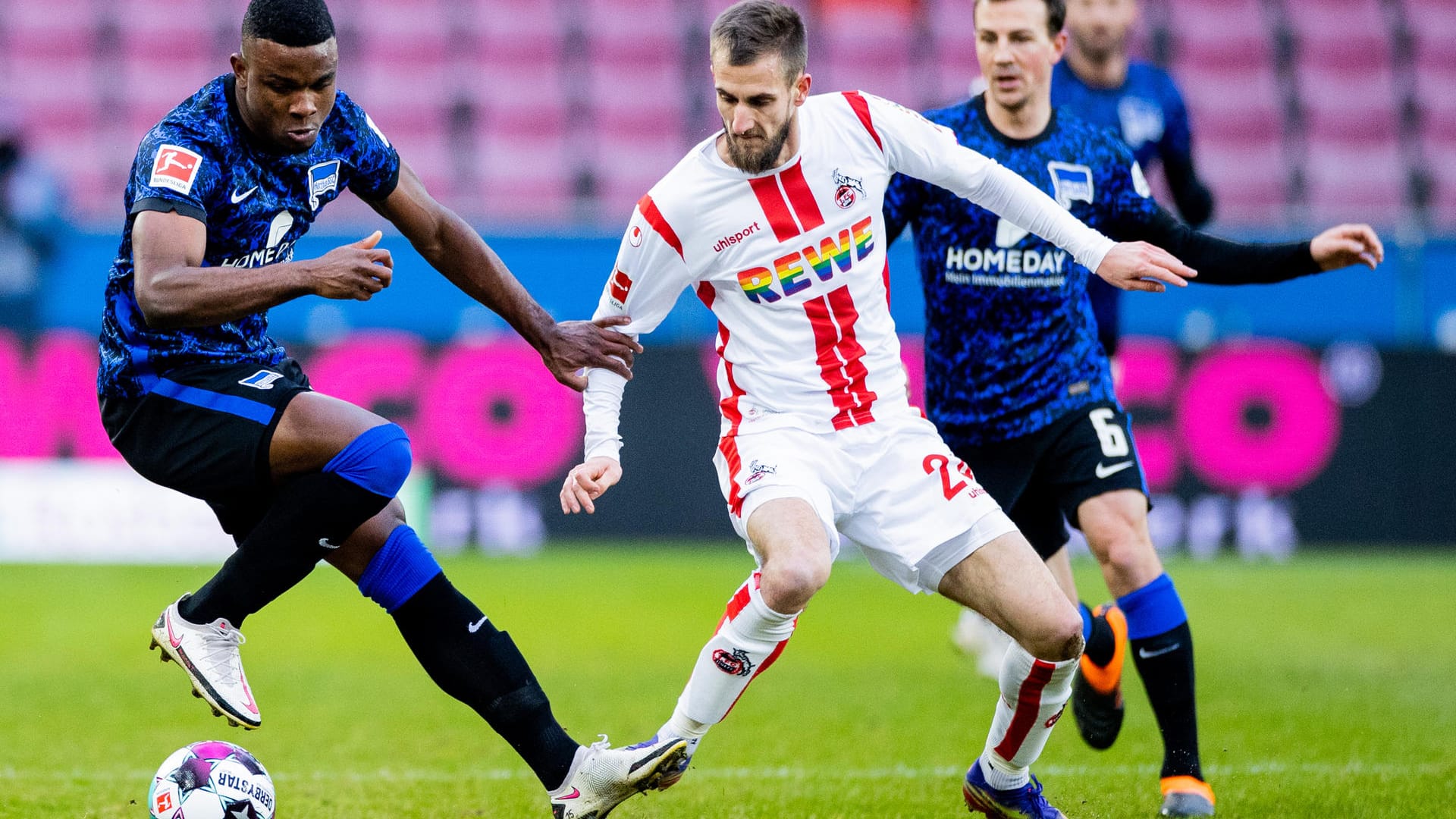 Kampf um den Ball: Herthas Cordoba (l.) und Kölns Drexler.