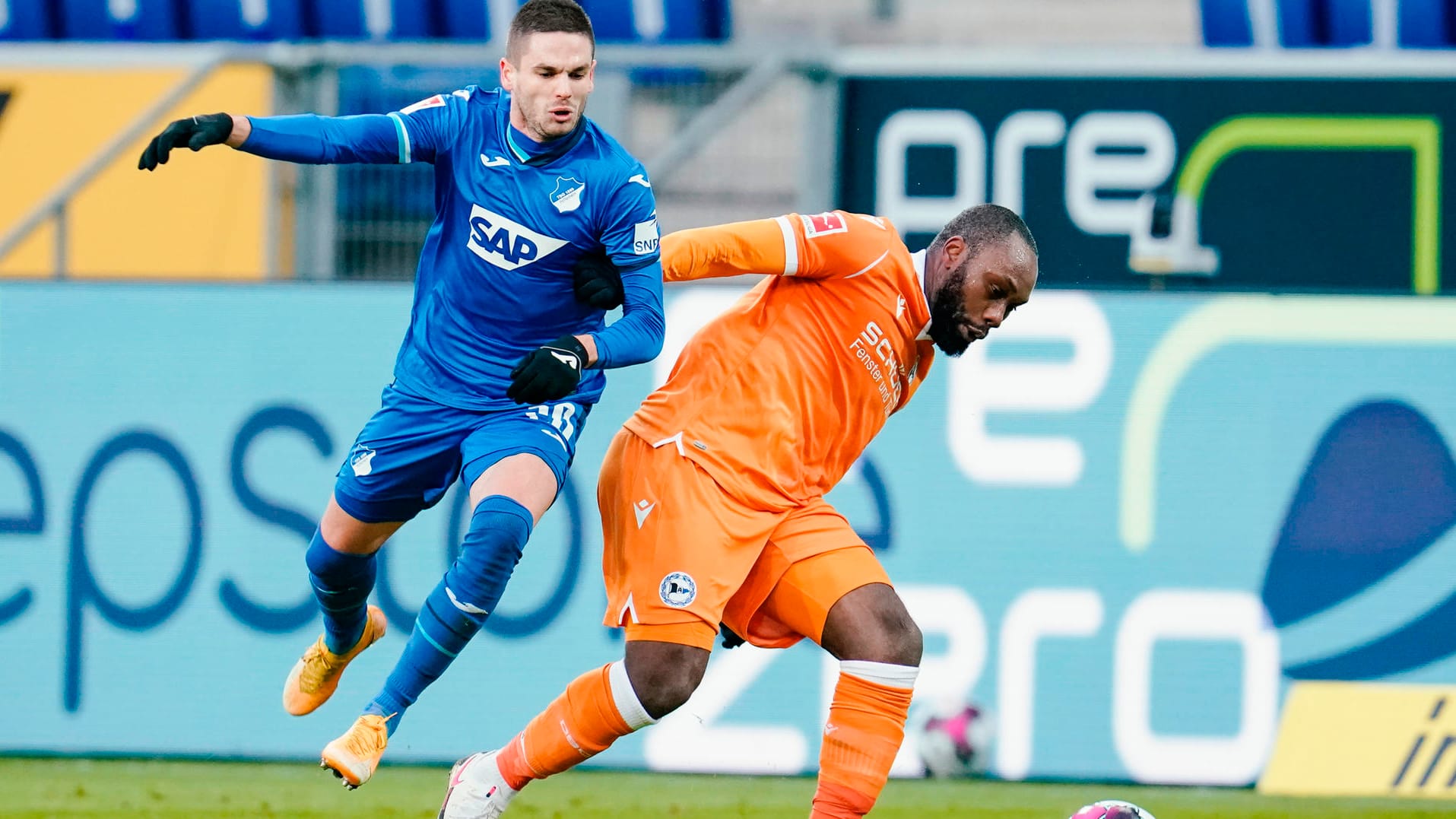 Kein Vorbeikommen: Hoffenheims Gacinovic (l.) neben Bielefeld Yabo.