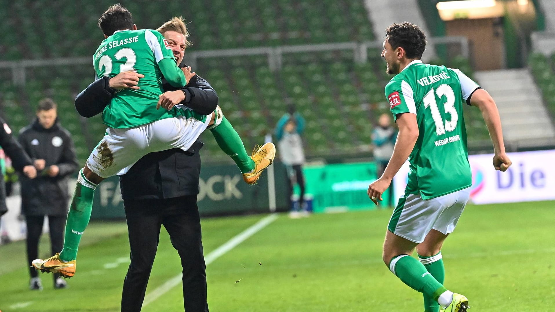 Bewegende Szenen: Bremens Torschütze Gebre Selassie jubelt mit Trainer Kohfeldt.