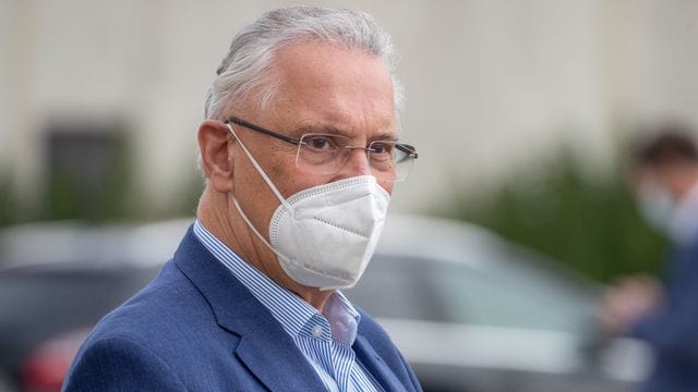 Joachim Herrmann trifft zu einem Pressetermin ein Joachim Herrmann trifft zu einem Pressetermin ein