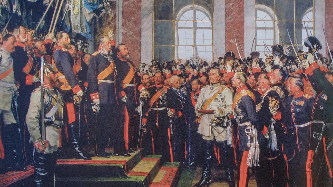 Ein Bild, das fast jeder aus dem Geschichtsbuch kennt: Am 18. Januar 1871 lässt Otto von Bismarck im Schloss von Versailles Wilhelm I. zum Deutschen Kaiser ausrufen.