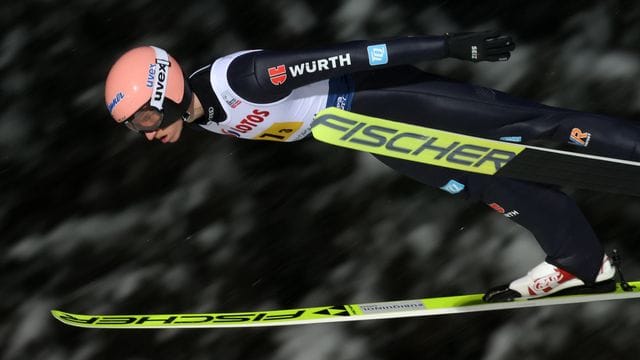Karl Geiger landete im zweiten Durchgang nach 135,5 Metern - der weiteste Sprung im Quartett des DSV. Karl Geiger landete im zweiten Durchgang nach 135,5 Metern - der weiteste Sprung im Quartett des DSV.