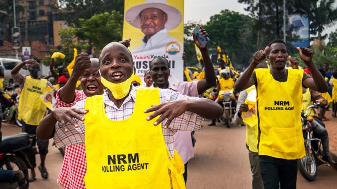 Anhänger des ugandischen Präsidenten Museveni feiern, nachdem dieser zum Sieger der Präsidentschaftswahlen erklärt wurde.