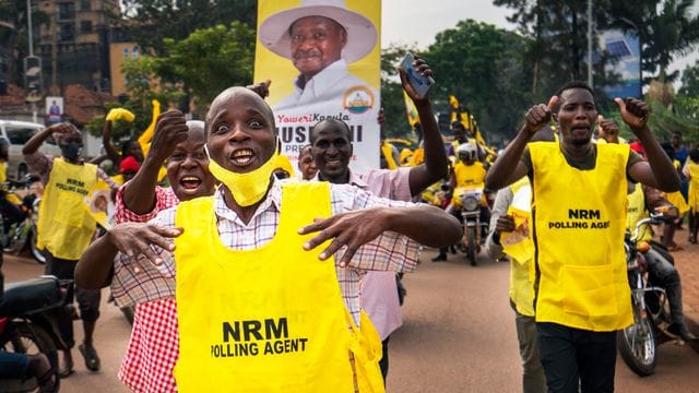 Anhänger des ugandischen Präsidenten Museveni feiern, nachdem dieser zum Sieger der Präsidentschaftswahlen erklärt wurde. Anhänger des ugandischen Präsidenten Museveni feiern, nachdem dieser zum Sieger der Präsidentschaftswahlen erklärt wurde.