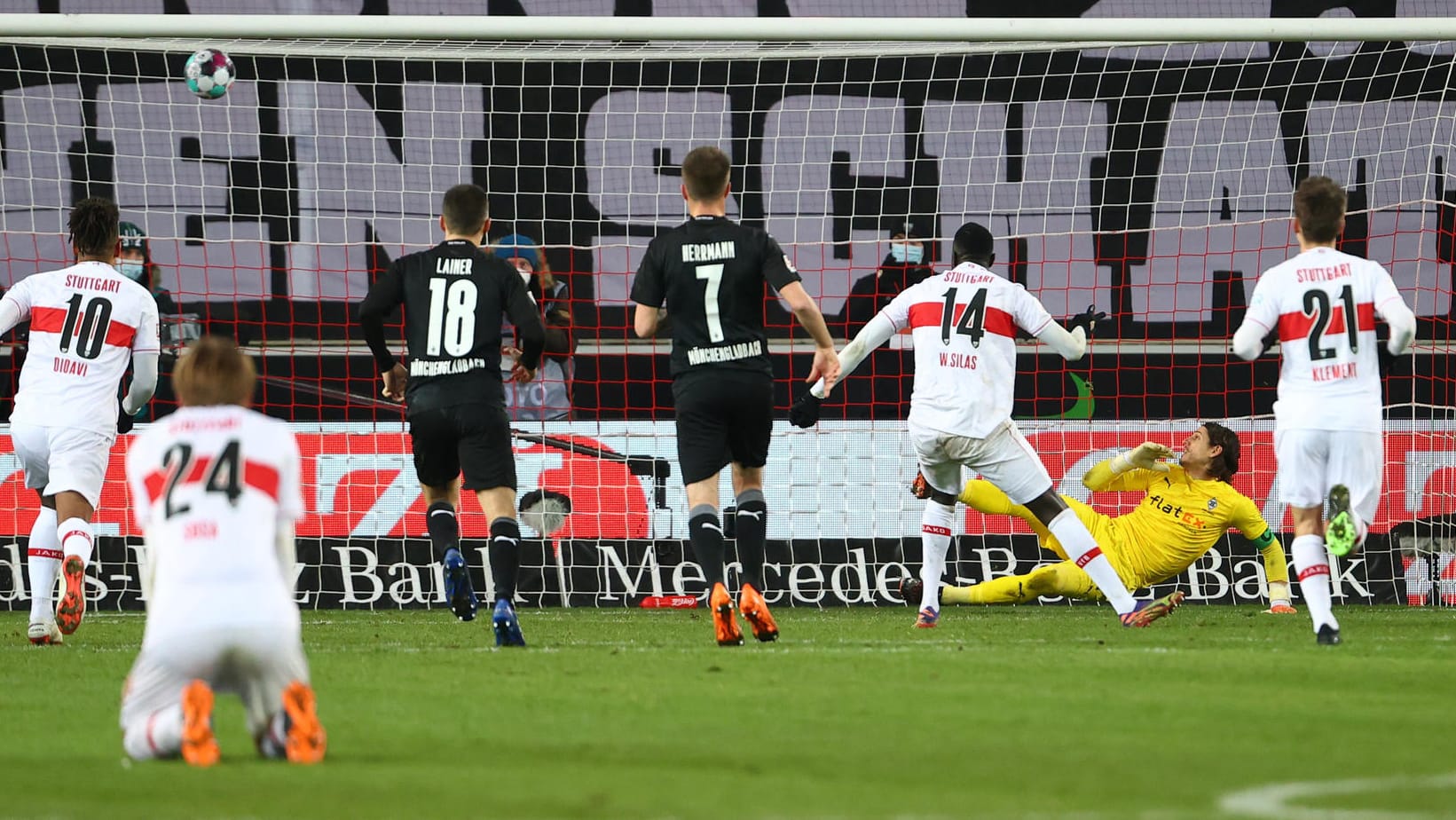 Der Endstand: Stuttgarts Wamangituka (M.) trifft zum 2:2 gegen Gladbach-Keeper Sommer. Der Endstand: Stuttgarts Wamangituka (M.) trifft zum 2:2 gegen Gladbach-Keeper Sommer.