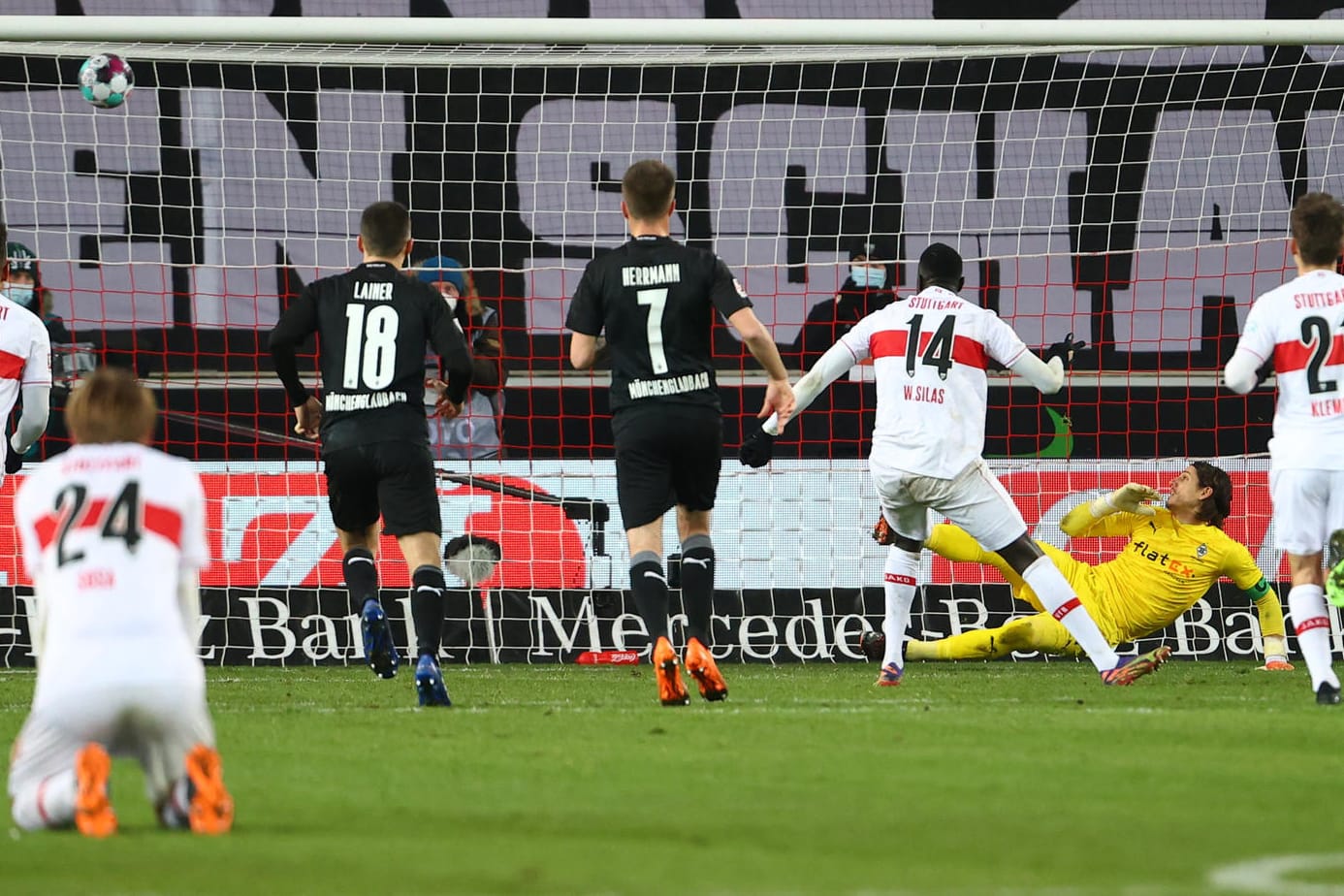 Der Endstand: Stuttgarts Wamangituka (M.) trifft zum 2:2 gegen Gladbach-Keeper Sommer.