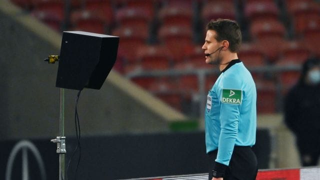 Schiedsrichter Felix Brych blickt beim Videobeweis auf einen Monitor.