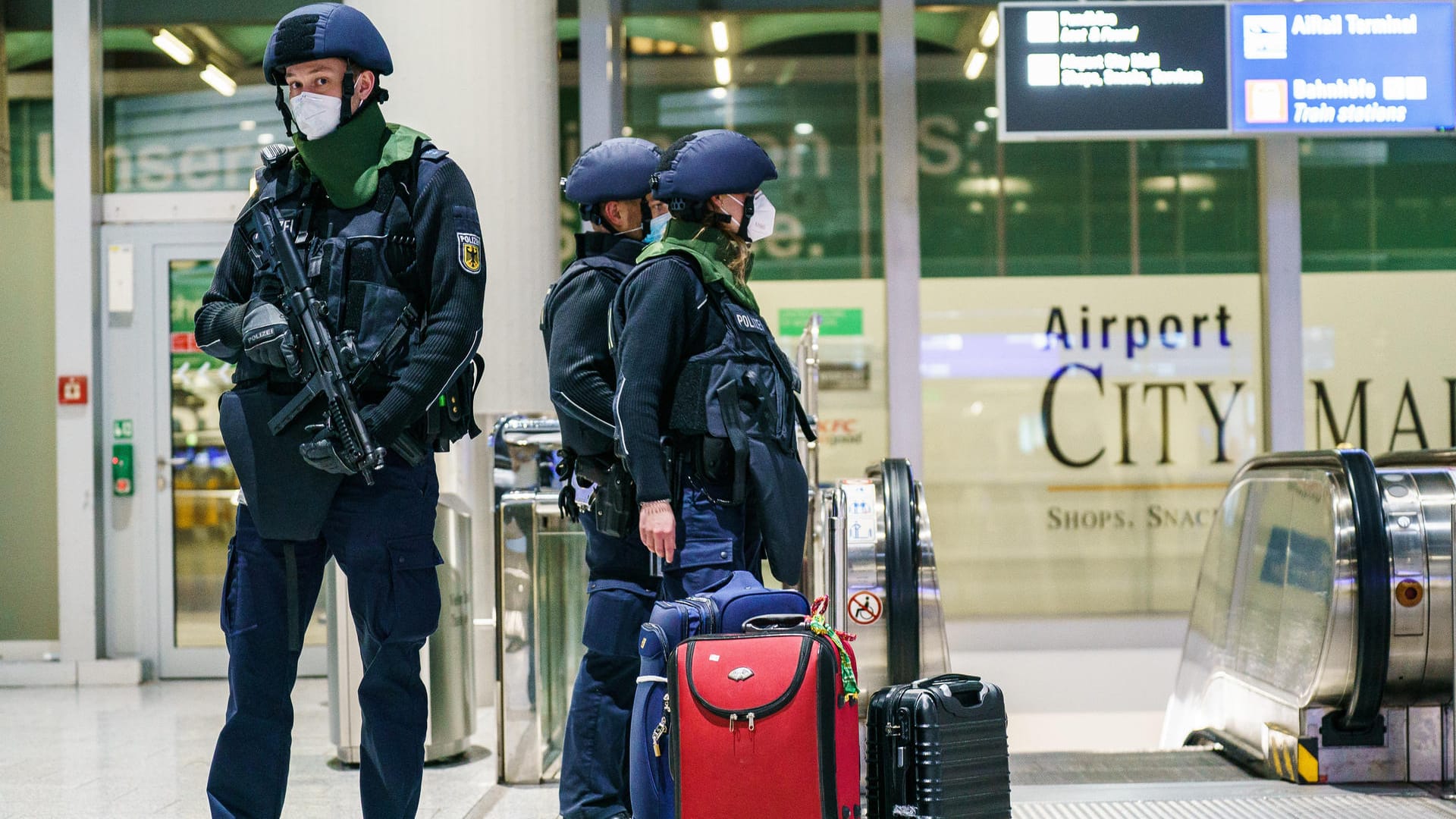 Polizisten neben Gepäckstücken: In Frankfurt sind Teile des Flughafens nach einem Bombenalarm gesperrt worden.