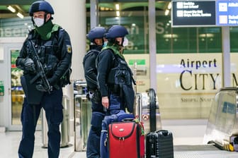 Polizisten neben Gepäckstücken: In Frankfurt sind Teile des Flughafens nach einem Bombenalarm gesperrt worden.