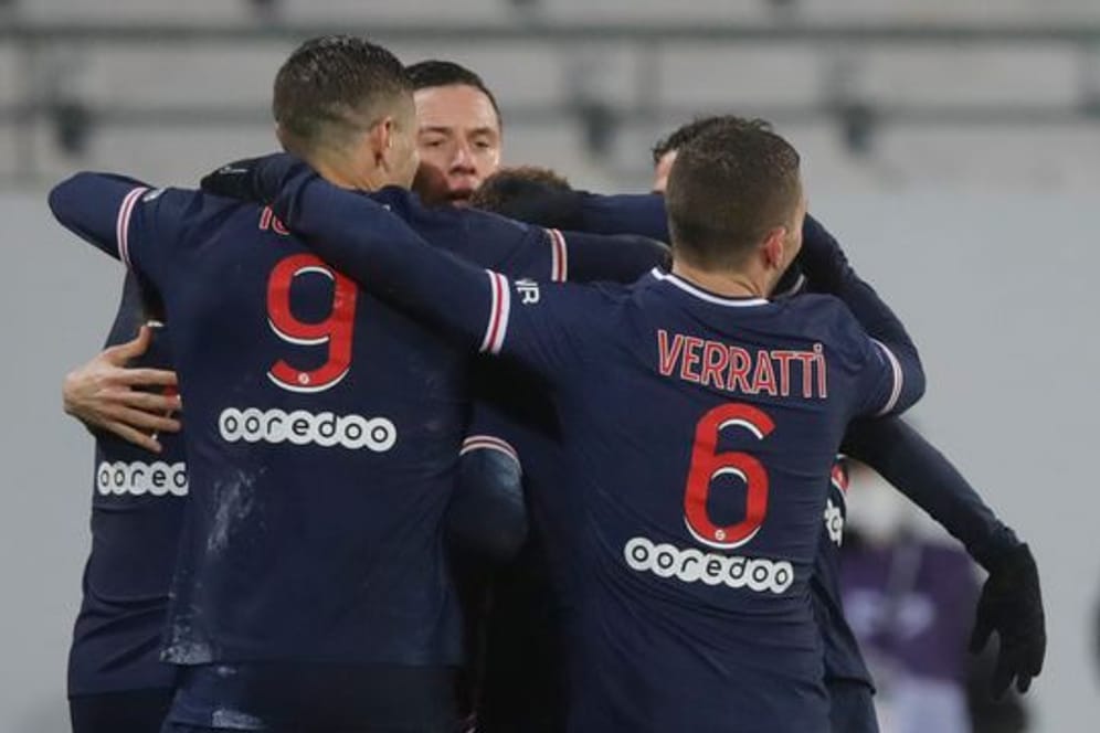 Die Spieler von PSG jubeln über das Tor zum 1:0.