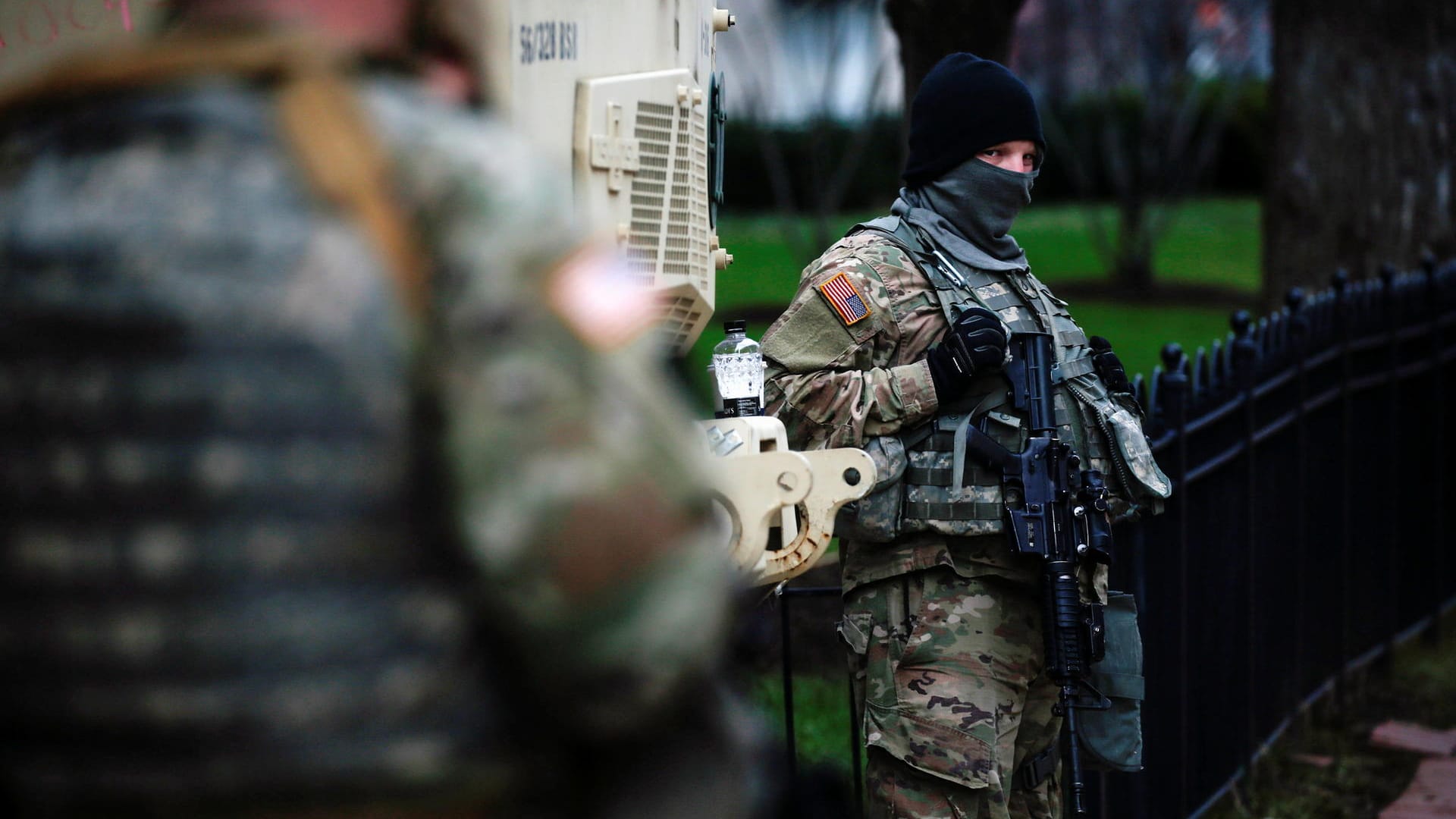 Mitglieder der Nationalgarde sichern die Umgebung des Kapitols (Archivbild). Die Polizei nahm einen schwer bewaffneten Mann mit einem falschen Ausweis fest, der in die Sicherheitszone eindringen wollte.