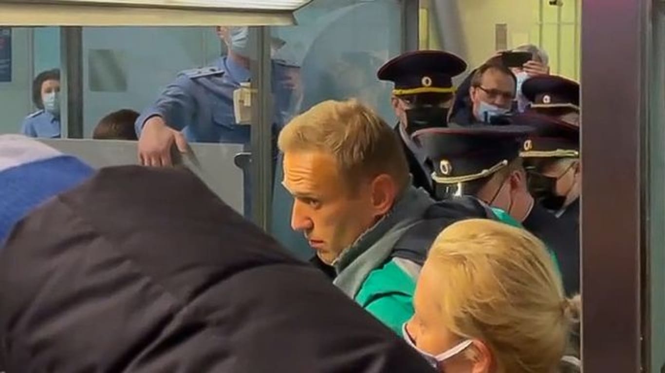Das Videostandbild zeigt Alexej Nawalny neben seiner Ehefrau Julia, während er von der Polizei festgehalten wird.