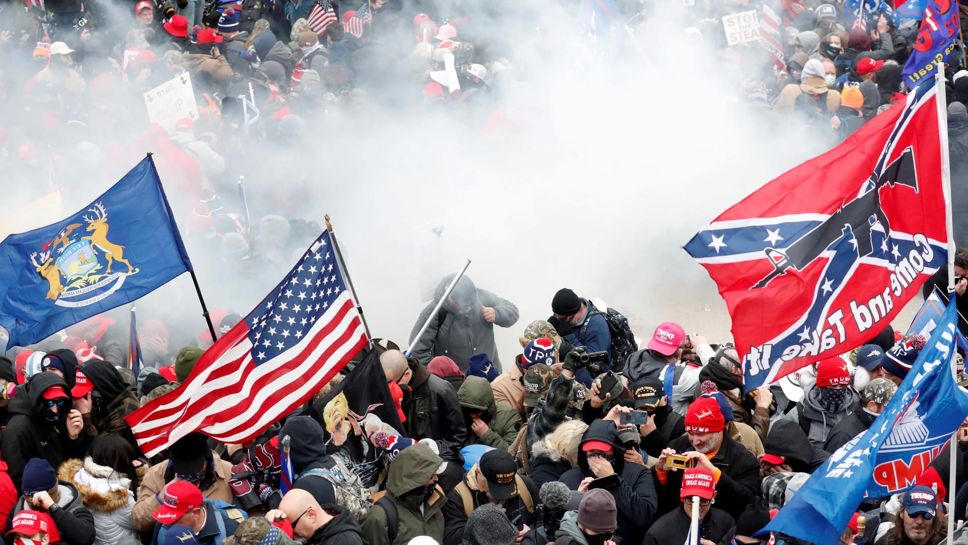 Polizei geht mit Tränengas gegen Proteste am US-Kapitol vor (Archivbild). Eine Maklerin, die mit einem Privatjet zur Demonstration eingeflogen war und später festgenommen wurde, will jetzt eine Begnadigung.