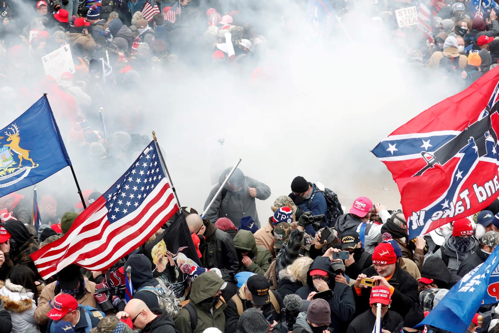 Polizei geht mit Tränengas gegen Proteste am US-Kapitol vor (Archivbild). Eine Maklerin, die mit einem Privatjet zur Demonstration eingeflogen war und später festgenommen wurde, will jetzt eine Begnadigung.