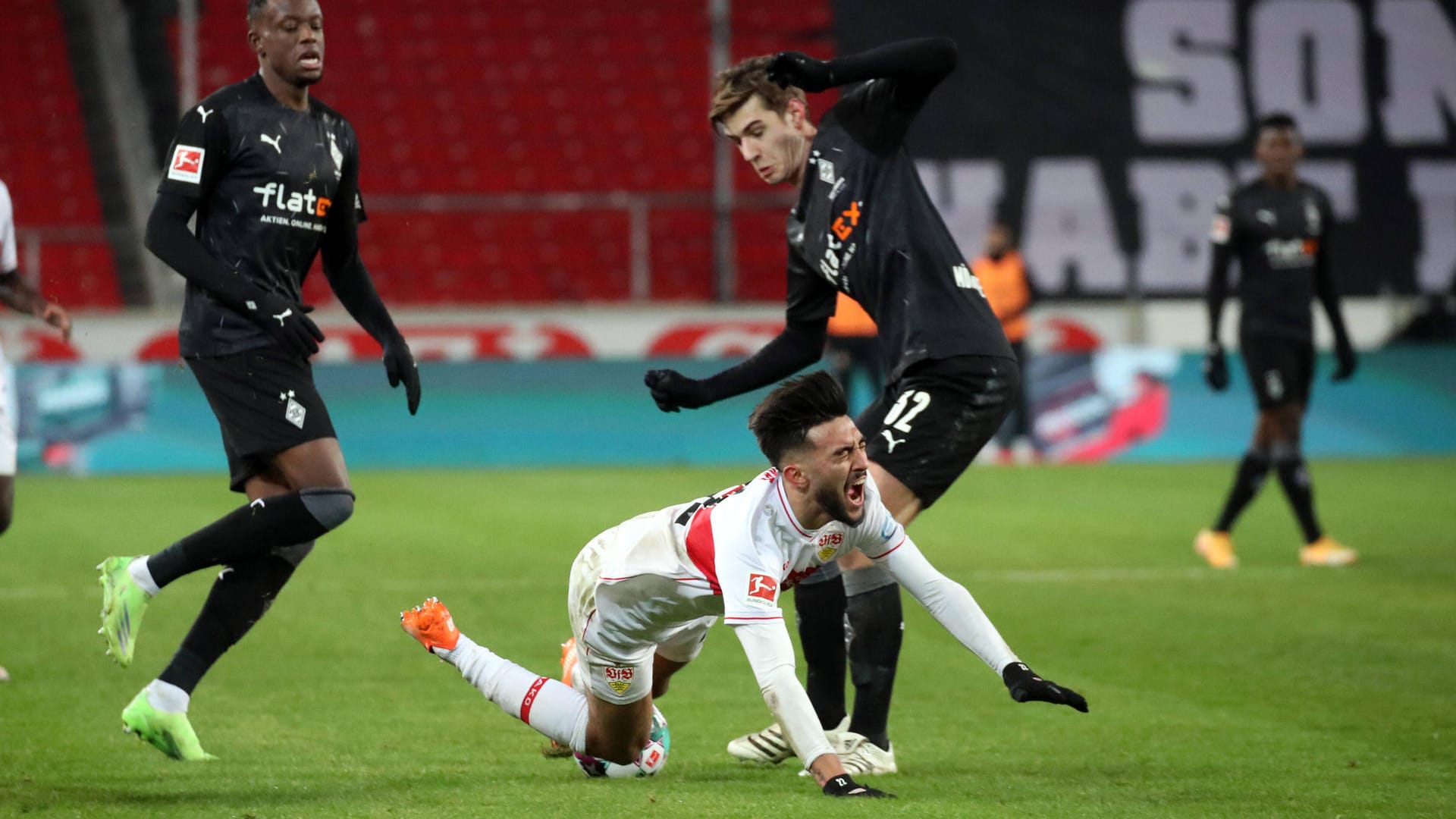 Duell in der Bundesliga: Stuttgarts Nicolas Gonzalez in einem Zweikampf mit Gladbachs Florian Neuhaus (r.). Duell in der Bundesliga: Stuttgarts Nicolas Gonzalez in einem Zweikampf mit Gladbachs Florian Neuhaus (r.).