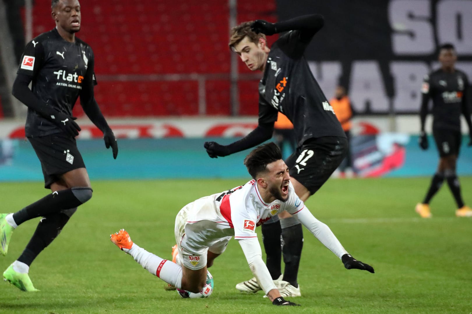 Duell in der Bundesliga: Stuttgarts Nicolas Gonzalez in einem Zweikampf mit Gladbachs Florian Neuhaus (r.).