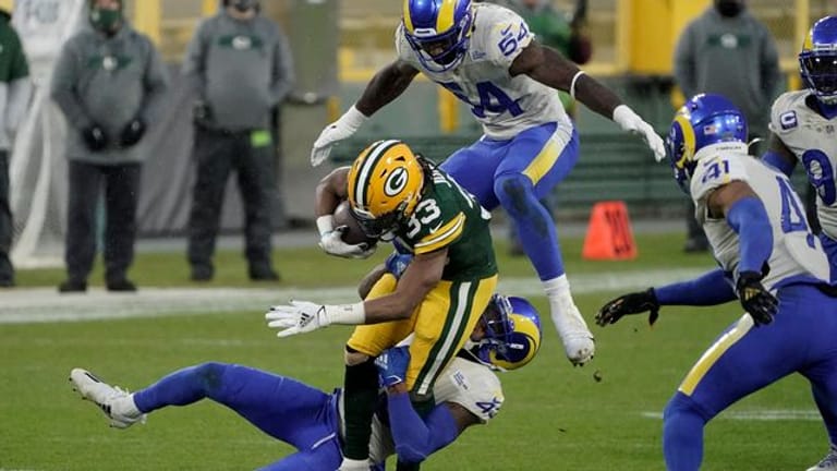 Zusammenstoß: Leonard Floyd (54) von den Los Angeles Rams springt über Aaron Jones (33) von den Green Bay Packers, als dieser von Nick Scott von den Los Angeles Rams geblockt wird.
