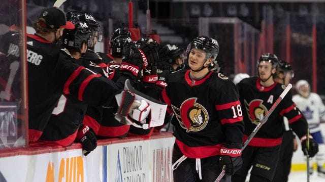 Tim Stützle von den Ottawa Senators klatscht sich mit seinen Mannschaftskollegen ab. Tim Stützle von den Ottawa Senators klatscht sich mit seinen Mannschaftskollegen ab.