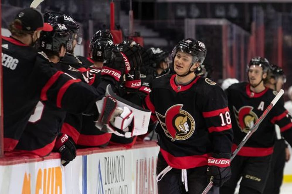 Tim Stützle von den Ottawa Senators klatscht sich mit seinen Mannschaftskollegen ab.