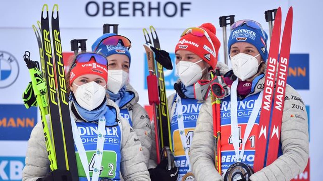 Janina Hettich (l-r), Franziska Preuss, Denise Herrmann und Janina Herrmann stehen mit ihren Trophäen im Zielbereich von Oberhof.