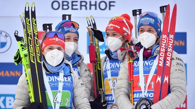 Janina Hettich (l-r), Franziska Preuss, Denise Herrmann und Janina Herrmann stehen mit ihren Trophäen im Zielbereich von Oberhof.