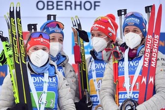 Janina Hettich (l-r), Franziska Preuss, Denise Herrmann und Janina Herrmann stehen mit ihren Trophäen im Zielbereich von Oberhof.