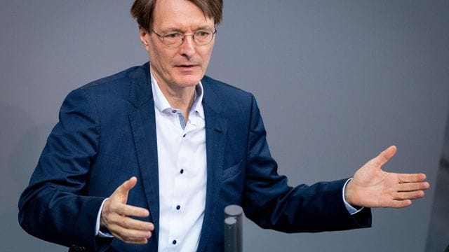 SPD-Gesundheitsexperte Karl Lauterbach glaubt nicht, dass die Fußball-EM in diesem Jahr stattfindet. SPD-Gesundheitsexperte Karl Lauterbach glaubt nicht, dass die Fußball-EM in diesem Jahr stattfindet.