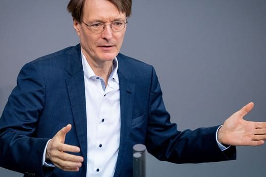 SPD-Gesundheitsexperte Karl Lauterbach glaubt nicht, dass die Fußball-EM in diesem Jahr stattfindet.