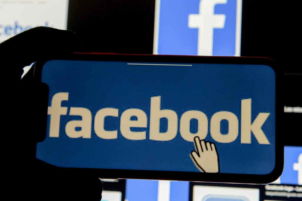 Das Facebook-Logo (Symbolbild): Das soziale Netzwerk zeigt vor der Amtseinführung Bidens keine Waffenzubehör-Werbung.