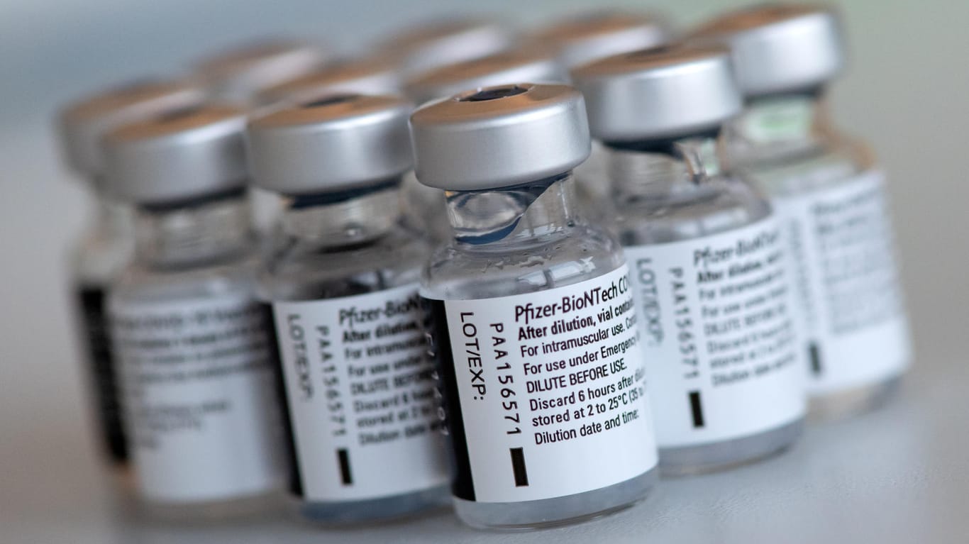 Impfstoff-Ampullen von Biontech (Symbolbild): Auch Bayer könnte künftig in die Vakzin-Produktion einsteigen.