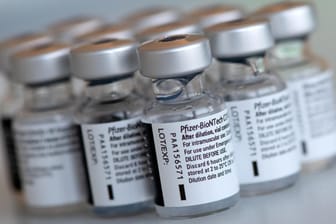 Impfstoff-Ampullen von Biontech (Symbolbild): Auch Bayer könnte künftig in die Vakzin-Produktion einsteigen.