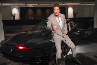 Der US-Sänger und Schauspieler David Hasselhoff vor dem legendären Sportwagen K.