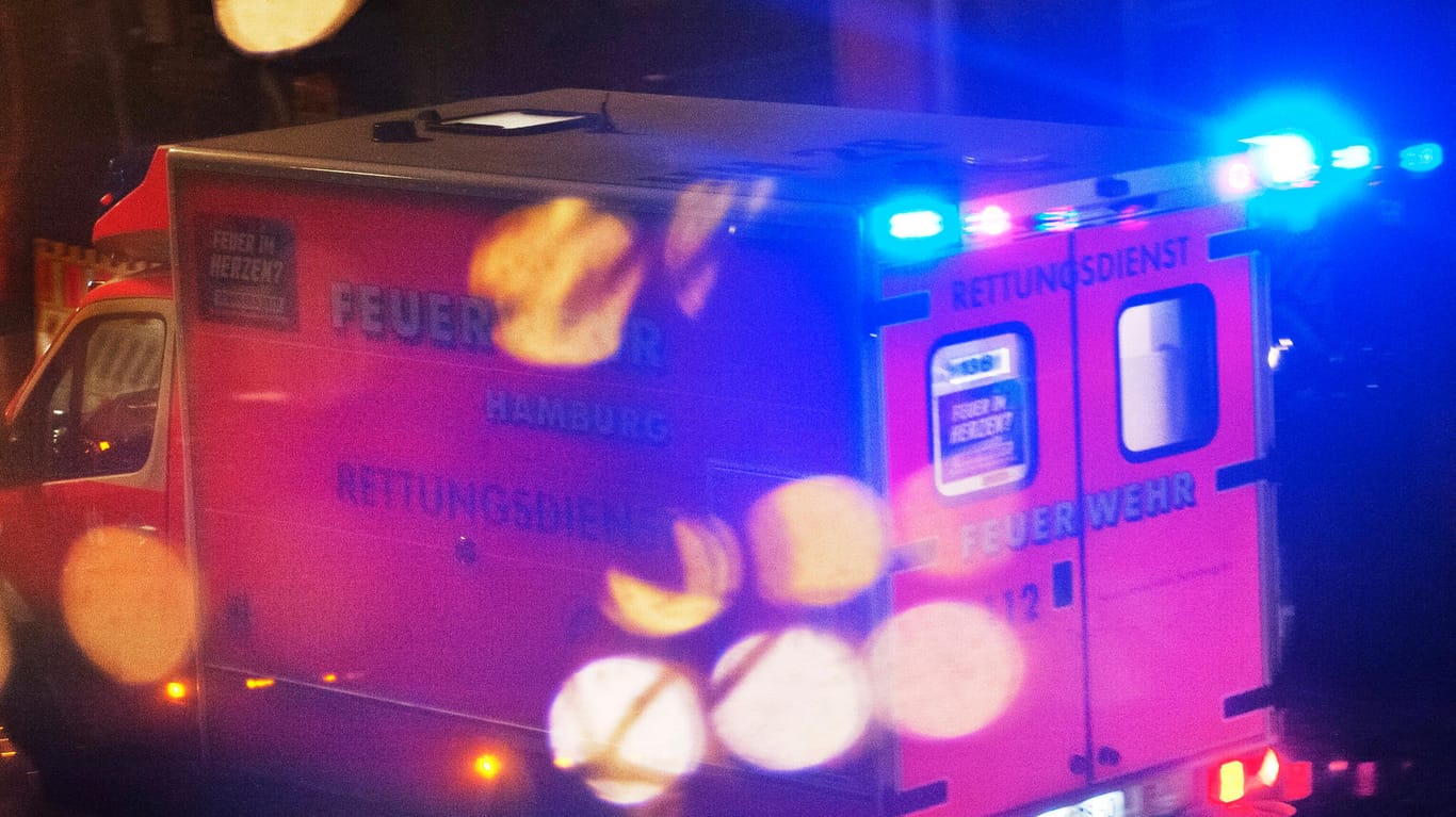 Rettungsdienst mit Blaulicht (Symbolbild): Nach einem Unfall in Köln kam eine Frau verletzt in eine Klinik.