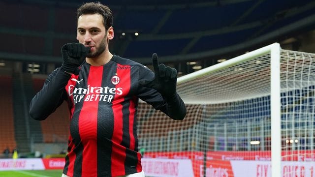 AC Mailands Hakan Calhanoglu ist positiv auf das Coronavirus getestet worden.