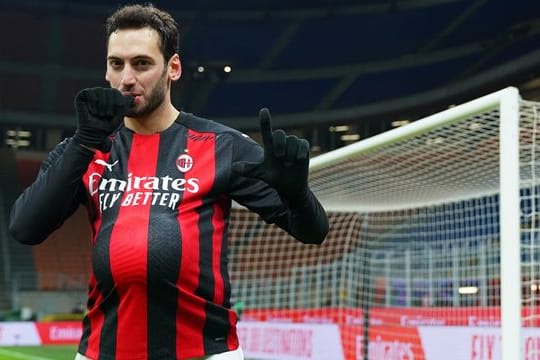 AC Mailands Hakan Calhanoglu ist positiv auf das Coronavirus getestet worden.