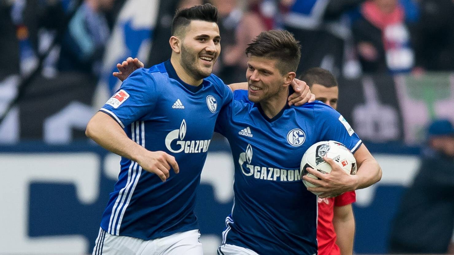 Die Schalker im Jahr 2017: Sead Kolasinac, der zuletzt von Arsenal ausgeliehen wurde und Klaas-Jan Huntelaar (r.) der wieder kommen soll.