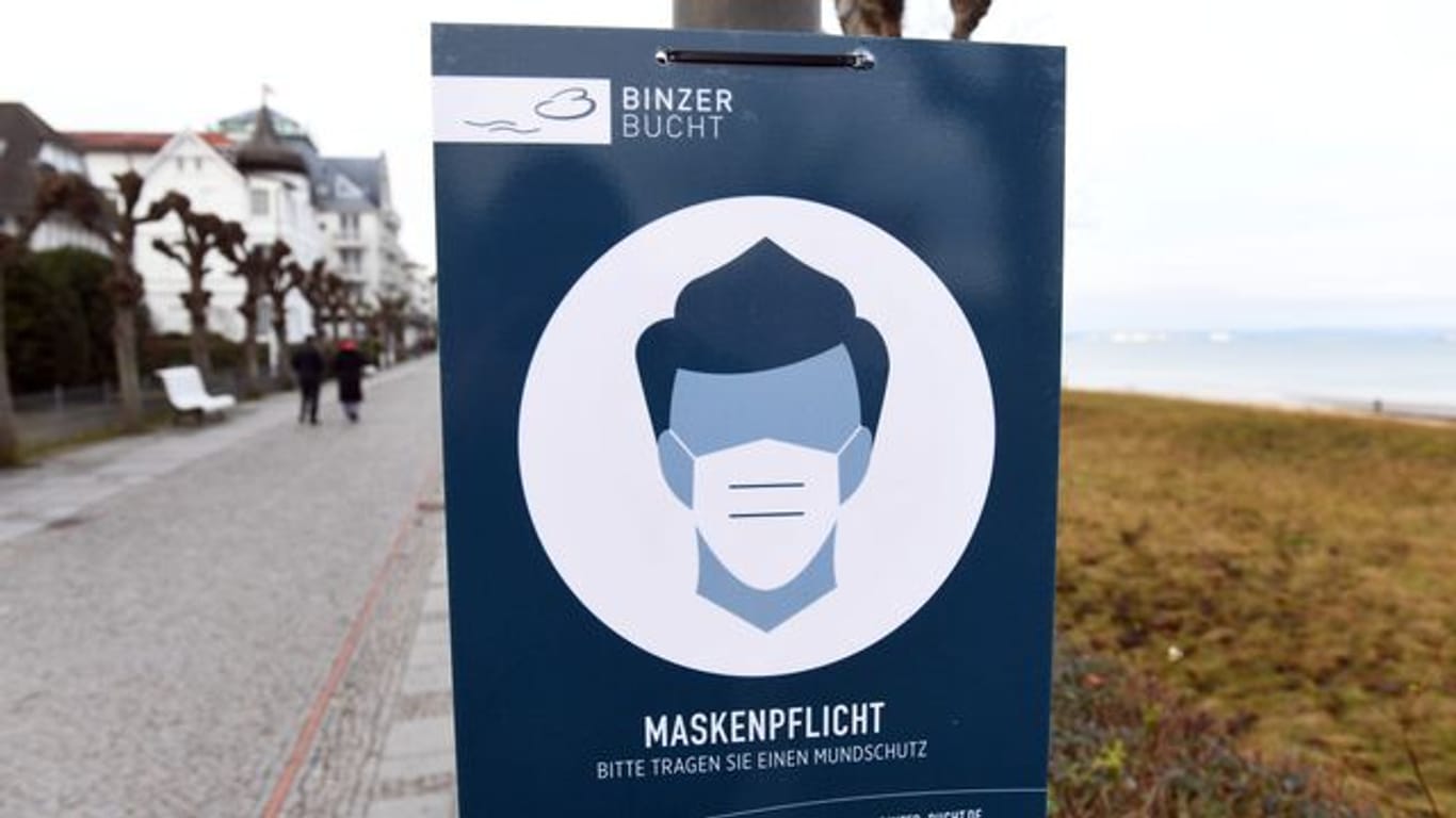 Hinweis auf die Maskenpflicht im Ostseebad Binz auf Rügen.