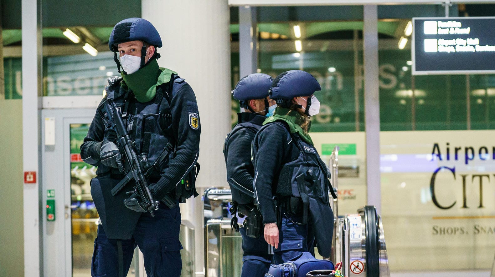 Ein Polizist steht im Terminal 1: Ein Zwischenfall löste einen größeren Polizeieinsatz aus. Ein Polizist steht im Terminal 1: Ein Zwischenfall löste einen größeren Polizeieinsatz aus.