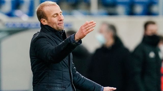 Hoffenheims Trainer Sebastian Hoeneß kam mit seinem Team nicht über ein 0:0 gegen Bielefeld hinaus. Hoffenheims Trainer Sebastian Hoeneß kam mit seinem Team nicht über ein 0:0 gegen Bielefeld hinaus.