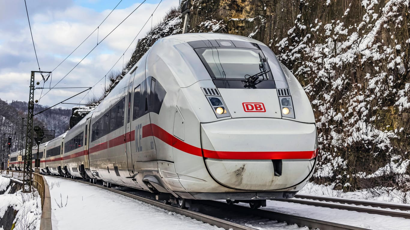 Ein ICE der Deutschen Bahn: Im Fernverkehr gab es zuletzt deutlich weniger Verspätungen.