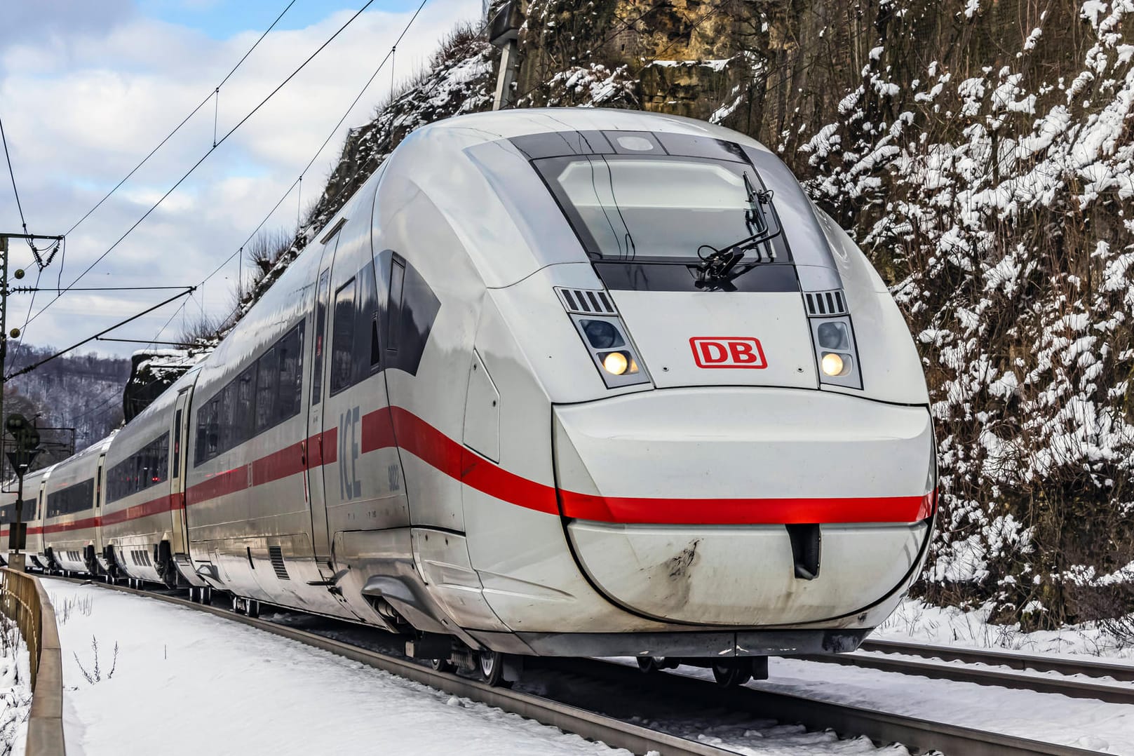 Ein ICE der Deutschen Bahn: Im Fernverkehr gab es zuletzt deutlich weniger Verspätungen.