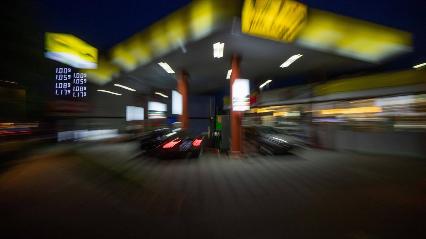 Eine Tankstelle in der Nacht (Symbolbild): In Leipzig ist eine Tankstellen-Mitarbeiterin bedroht und gefesselt worden.