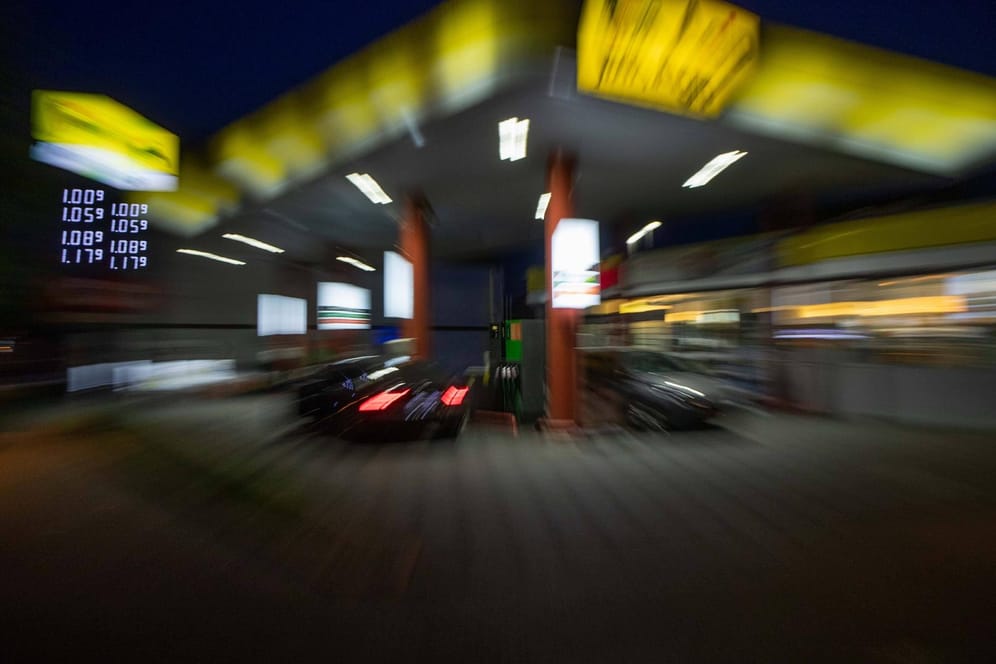 Eine Tankstelle in der Nacht (Symbolbild): In Leipzig ist eine Tankstellen-Mitarbeiterin bedroht und gefesselt worden.
